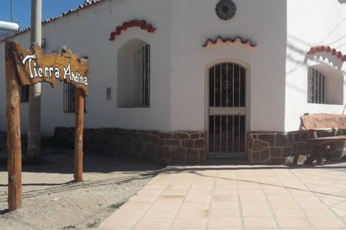 Jardín y piscina del hostal en Cafayate